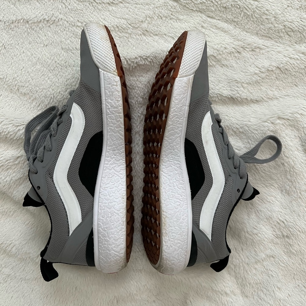 EUC VANS SIZE 6 WOMENS